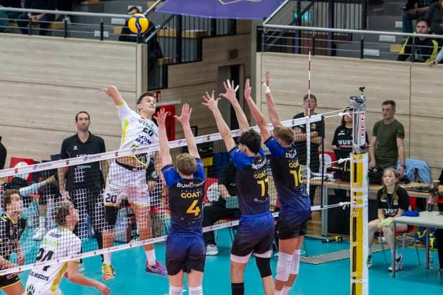 1.Volleyball Bundesliga -Saison 2025 2026 VC Bitterfeld-Wolfen vs.Helios Grizzlys Giesen Halle, Deutschland 22. Oktober 2025: Im Bild:v.li.Lars Migge (Giesen), Tom Borchert (Bitterfeld), Nick Breitenbach (Bitterfeld), Paul Stommel (Bitterfeld) Halle Saale SWH Arena Sachsen-Anhalt Deutschland