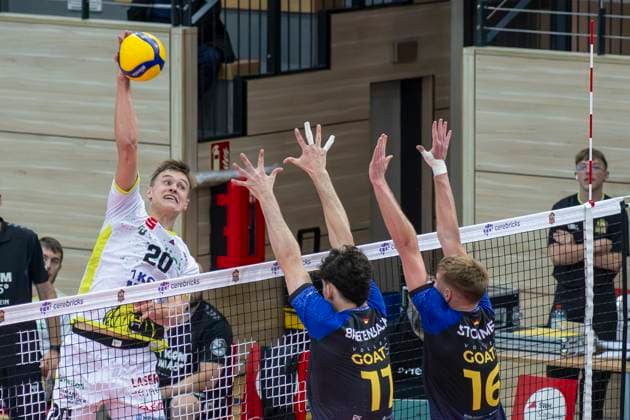 1.Volleyball Bundesliga -Saison 2025 2026 VC Bitterfeld-Wolfen vs.Helios Grizzlys Giesen Halle, Deutschland 22. Oktober 2025: Im Bild:v.li.Lars Migge (Giesen, Nick Breitenbach (Bitterfeld) und Paul Stommel (Bitterfeld) Halle Saale SWH Arena Sachsen-Anhalt Deutschland