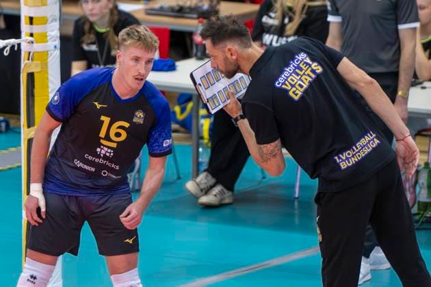 1.Volleyball Bundesliga -Saison 2025 2026 VC Bitterfeld-Wolfen vs.Helios Grizzlys Giesen Halle, Deutschland 22. Oktober 2025: Im Bild:v.li.Paul Stommel (Bitterfeld) und Trainer Christian Imhoff (Bitterfeld) Gestik, Geste, gestikuliert, Halle Saale SWH Arena Sachsen-Anhalt Deutschland