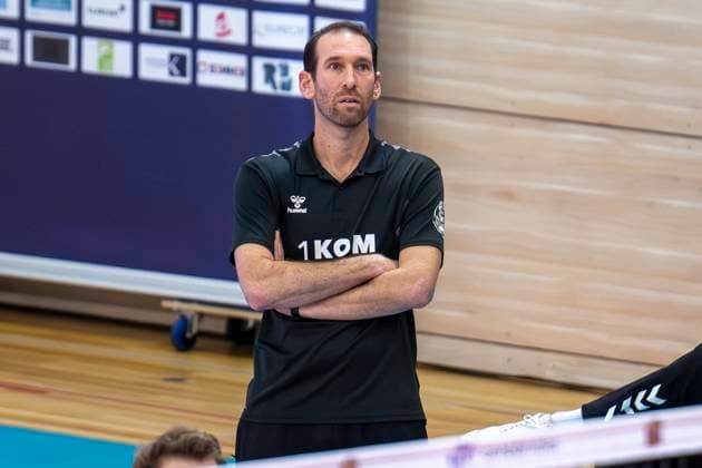 1.Volleyball Bundesliga -Saison 2025 2026 VC Bitterfeld-Wolfen vs.Helios Grizzlys Giesen Halle, Deutschland 22. Oktober 2025: Im Bild:Trainer Itamar Stein (Giesen) Halle Saale SWH Arena Sachsen-Anhalt Deutschland