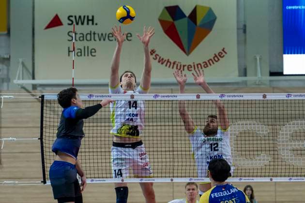 1.Volleyball Bundesliga -Saison 2025 2026 VC Bitterfeld-Wolfen vs.Helios Grizzlys Giesen Halle, Deutschland 22. Oktober 2025: Im Bild:v.li.Nick Breitenbach (Bitterfeld), Inaki Ramos (Giesen) und Jakob Günthör Guenthoer (Giesen) Halle Saale SWH Arena Sachsen-Anhalt Deutschland