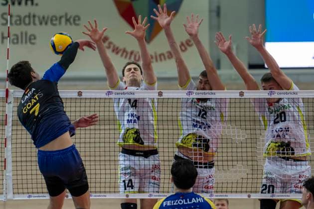 1.Volleyball Bundesliga -Saison 2025 2026 VC Bitterfeld-Wolfen vs.Helios Grizzlys Giesen Halle, Deutschland 22. Oktober 2025: Im Bild:v.li.v.li., Inaki Ramos (Giesen), Jakob Günthör Guenthoer (Giesen) und Lars Migge (Giesen) Halle Saale SWH Arena Sachsen-Anhalt Deutschland