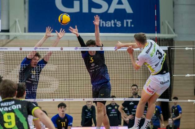 1.Volleyball Bundesliga -Saison 2025 2026 VC Bitterfeld-Wolfen vs.Helios Grizzlys Giesen Halle, Deutschland 22. Oktober 2025: Im Bild:v.li.Dax Tompkins (Bitterfeld),Sebastian Lara (Bitterfeld) und Mateusz Borkowski (Giesen) Halle Saale SWH Arena Sachsen-Anhalt Deutschland