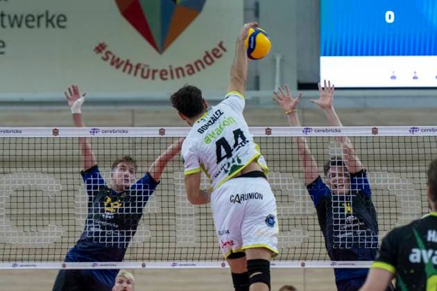 1.Volleyball Bundesliga -Saison 2025 2026 VC Bitterfeld-Wolfen vs.Helios Grizzlys Giesen Halle, Deutschland 22. Oktober 2025: Im Bild:v.li.Paul Stommel (Bitterfeld), Juan Manuel Gonzalez Limon (Giesen) und Dax Tompkins (Bitterfeld) Halle Saale SWH Arena Sachsen-Anhalt Deutschland