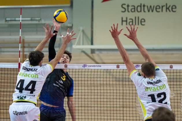 1.Volleyball Bundesliga -Saison 2025 2026 VC Bitterfeld-Wolfen vs.Helios Grizzlys Giesen Halle, Deutschland 22. Oktober 2025: Im Bild:v.li.Juan Manuel Gonzalez Limon (Giesen), Sebastian Lara (Bitterfeld) und Jakob Günthör Guenthoer (Giesen) Halle Saale SWH Arena Sachsen-Anhalt Deutschland