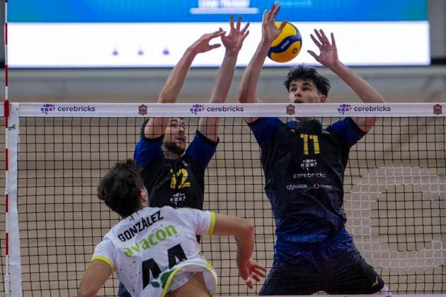 1.Volleyball Bundesliga -Saison 2025 2026 VC Bitterfeld-Wolfen vs.Helios Grizzlys Giesen Halle, Deutschland 22. Oktober 2025: Im Bild:v.li.Juan Manuel Gonzalez Limon (Giesen), Paul Klimm (Bitterfeld) und Nick Breitenbach (Bitterfeld) Halle Saale SWH Arena Sachsen-Anhalt Deutschland