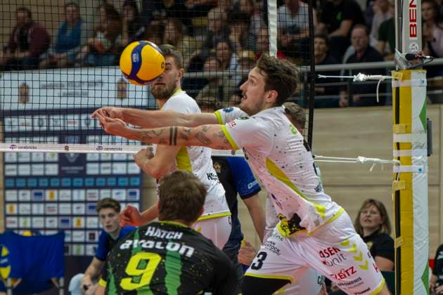 1.Volleyball Bundesliga -Saison 2025 2026 VC Bitterfeld-Wolfen vs.Helios Grizzlys Giesen Halle, Deutschland 22. Oktober 2025: Im Bild:Mateusz Borkowski (Giesen) mit Ball, Halle Saale SWH Arena Sachsen-Anhalt Deutschland