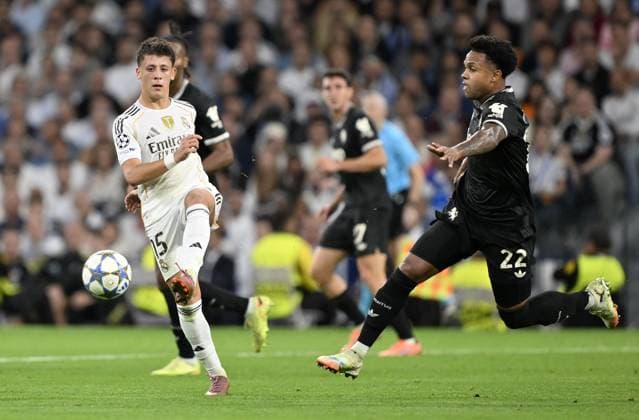 Real Madrid v Juventus - UEFA Champions League MADRID, SPAIN - OCTOBER 22: Weston McKennie (R) of Juventus in action against Arda Guler (L) of Real Madrid during the UEFA Champions League Week 3 match between Real Madrid and Juventus at Santiago Bernabeu Stadium in Madrid, Spain, on October 22, 2025. Burak Akbulut Anadolu Madrid Spain. Editorial use only. Please get in touch for any other usage.  Copyright: x2025xAnadoluxBurakxAkbulutx