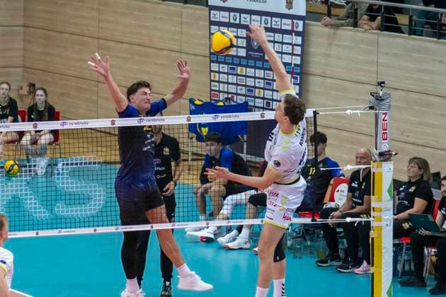1.Volleyball Bundesliga -Saison 2025 2026 VC Bitterfeld-Wolfen vs.Helios Grizzlys Giesen Halle, Deutschland 22. Oktober 2025: Im Bild:Clay Wieter (Bitterfeld) und Inaki Ramos (Giesen) Halle Saale SWH Arena Sachsen-Anhalt Deutschland