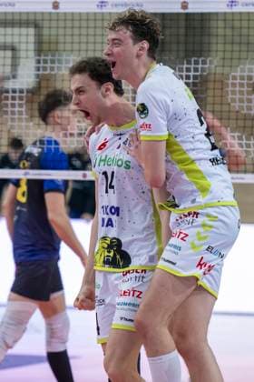 1.Volleyball Bundesliga -Saison 2025 2026 VC Bitterfeld-Wolfen vs.Helios Grizzlys Giesen Halle, Deutschland 22. Oktober 2025: Im Bild:v.li.Inaki Ramos (Giesen) und Austin Wilmot (Giesen), Schlussjubel, Schlußjubel, Emotion, Freude, Halle Saale SWH Arena Sachsen-Anhalt Deutschland
