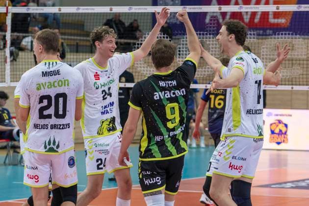 1.Volleyball Bundesliga -Saison 2025 2026 VC Bitterfeld-Wolfen vs.Helios Grizzlys Giesen Halle, Deutschland 22. Oktober 2025: Im Bild:v.li.Lars Migge (Giesen, Austin Wilmot (Giesen), John (JT) Hatch (Giesen), und Inaki Ramos (Giesen) Schlussjubel, Schlußjubel, Emotion, Freude, Halle Saale SWH Arena Sachsen-Anhalt Deutschland