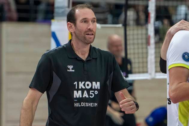 1.Volleyball Bundesliga -Saison 2025 2026 VC Bitterfeld-Wolfen vs.Helios Grizzlys Giesen Halle, Deutschland 22. Oktober 2025: Im Bild:Trainer Itamar Stein (Giesen) Halle Saale SWH Arena Sachsen-Anhalt Deutschland
