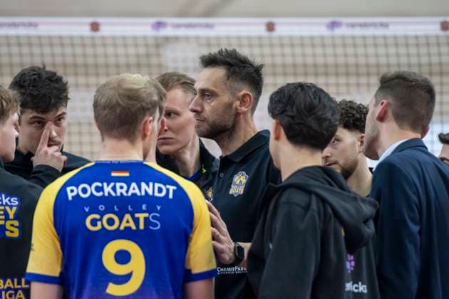 1.Volleyball Bundesliga -Saison 2025 2026 VC Bitterfeld-Wolfen vs.Helios Grizzlys Giesen Halle, Deutschland 22. Oktober 2025: Im Bild:Trainer Christian Imhoff (Bitterfeld) spricht zu seiner Mannschaft nach der Niederlage gegen Giesen. unzufrieden, enttäuscht, enttaeuscht, niedergeschlagen, frustriert, Halle Saale SWH Arena Sachsen-Anhalt Deutschland
