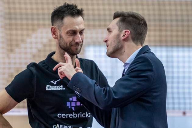 1.Volleyball Bundesliga -Saison 2025 2026 VC Bitterfeld-Wolfen vs.Helios Grizzlys Giesen Halle, Deutschland 22. Oktober 2025: Im Bild:v.li.Trainer Christian Imhoff (Bitterfeld) und Geschaeftsfuehrer Lukas Thielemann (Bitterfeld) Halle Saale SWH Arena Sachsen-Anhalt Deutschland