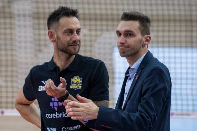 1.Volleyball Bundesliga -Saison 2025 2026 VC Bitterfeld-Wolfen vs.Helios Grizzlys Giesen Halle, Deutschland 22. Oktober 2025: Im Bild:v.li.Trainer Christian Imhoff (Bitterfeld) und Geschaeftsfuehrer Lukas Thielemann (Bitterfeld) unzufrieden, enttäuscht, enttaeuscht, niedergeschlagen, frustriert, Halle Saale SWH Arena Sachsen-Anhalt Deutschland