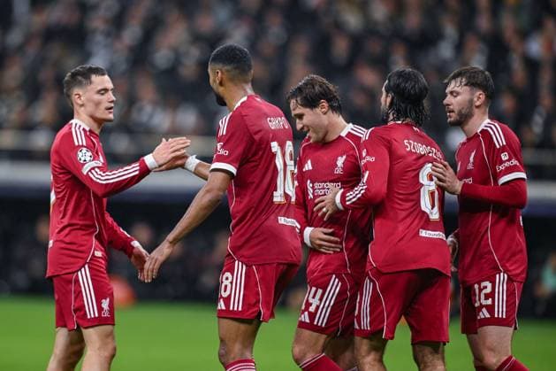 22.10.2025, Fussball, Champions League, 3. Spieltag Saison 2025 2026, Eintracht Frankfurt - FC Liverpool, Cody Gakpo (FC Liverpool) freut sich über das Tor zum 1:4 und klatscht mit Florian Wirtz (FC Liverpool) ab. xRHR-FOTO TKx Copyright: RHR-FOTOx RHR-FOTO TK