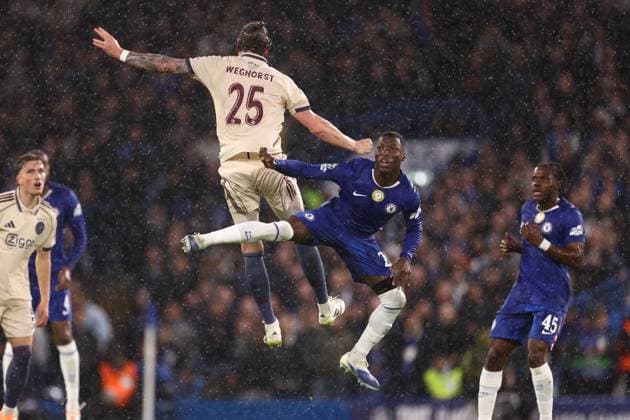 Chelsea v Ajax 22 October 2025, London - UEFA Champions League - League Stage - Chelsea v Ajax - Wout Weghorst of Ajax and Moises Caicedo of Chelsea - Photo: Jacques Feeney Offside. London UK Copyright: xJacquesxFeeneyx xOffsidexOffside