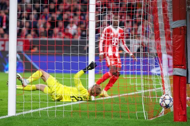 22.10.2025, Fußball, UEFA Champions League, FC Bayern München - Club Brügge, Allianz Arena, Saison 2025 2026: Torschuss zum Tor zum 4:0 durch Torschütze Nicolas Jackson (FC Bayern Muenchen 11) auf das Tor von Torwart Nordin Jackers (Club Bruegge 29) Regulations prohibit any use of photographs as image sequences and or quasi-video. Bayern Deutschland