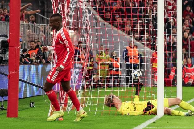 Nicolas Jackson 11 (FC Bayern Muenchen) mit dem 4:0, Nordin Jackers 29 (Club Brugge) ist geschlagen, FC Bayern Muenchen vs. Club Brugge, Fussball, Maenner, UEFA Champions League, Saison 2025 2026, Allianz Arena, 3. Spieltag, 22.10.2025 Muenchen Bayern Deutschland