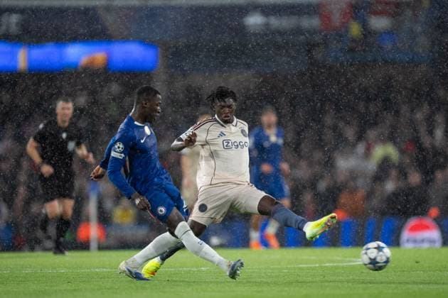 Chelsea v Ajax Champions League 22 10 2025. Chelsea midfielder Moises Caicedo (25) makes a pass under pressure during the Champions League match between Chelsea and Ajax at Stamford Bridge, London, England on 22 October 2025. Editorial use only , Copyright: xStephenxFlynnx PSI-23071-0019