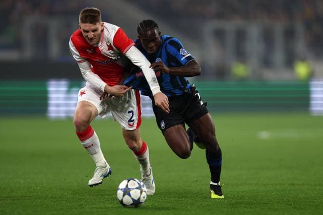 Stepan Chaloupek (SK Slavia Praha) und Kamaldeen Sulemana (Atalanta Bc) battle for the ball, UEFA Champions League 2025 26 League Phase MD3, Atalanta BC v SK Slavia Praha, Gewiss Stadium, October 22, 2025, Bergamo, Italy.