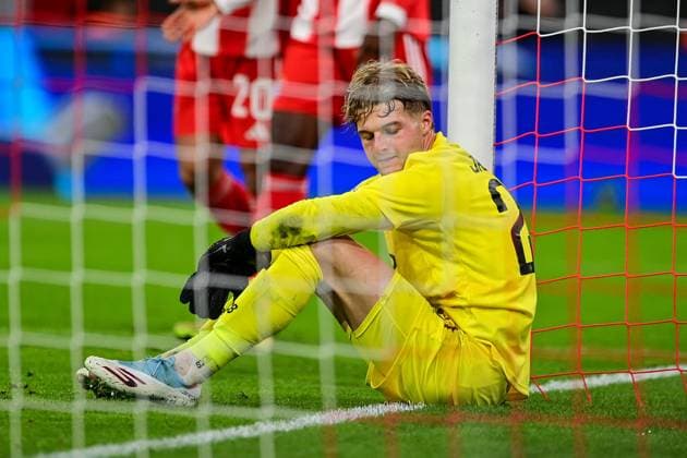 Nordin JACKERS (Goalkeeper, Brüggge, 29) sitzt nach dem Gegentor zum 4:0 enttäuscht im Tor, enttäuscht schauend, Enttäuschung, Frustration, disappointed, pessimistisch, Freisteller, Ganzkörper, Einzelbild, Aktion, Action, 22.10.2025, München (Deutschland), Fussball, UEFA Champions League, Ligaphase, FC Bayern München - Club Brügge, THE EVENT REGULATIONS PROHIBIT ANY USE OF PHOTOGRAPHS AS IMAGE SEQUENCES AND OR QUASI-VIDEOS.