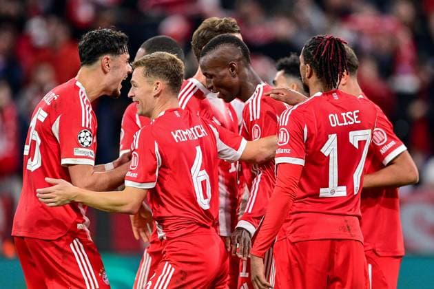 Spieler des FC Bayern mit Torjubel, Jubel, Torjubel, Torerfolg, celebrate the goal, goal, celebration, Jubel ueber das Tor zum 4:0 durch Nicolas JACKSON (FC Bayern München, FCB, 11) (4.v.li.), optimistisch, Action, Aktion, 22.10.2025, München (Deutschland), Fussball, UEFA Champions League, Ligaphase, FC Bayern München - Club Brügge, THE EVENT REGULATIONS PROHIBIT ANY USE OF PHOTOGRAPHS AS IMAGE SEQUENCES AND OR QUASI-VIDEOS.