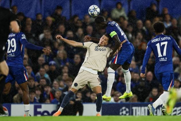 LONDON - (l-r) Mika Godts of Ajax, Trevoh Chalobah of Chelsea FC during the UEFA Champions League match between Chelsea FC and AFC Ajax at Stamford Bridge on October 22, 2025, in London, United Kingdom. ANP MAURICE VAN STEEN UEFA Champions League 2025-2026 xVIxANPxSportx xxANPxIVx 539996907 originalFilename: 539996907.jpg