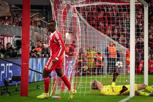 Nicolas Jackson 11 (FC Bayern Muenchen) mit dem 4:0, Nordin Jackers 29 (Club Brugge) ist geschlagen, FC Bayern Muenchen vs. Club Brugge, Fussball, Maenner, UEFA Champions League, Saison 2025 2026, Allianz Arena, 3. Spieltag, 22.10.2025 Muenchen Bayern Deutschland