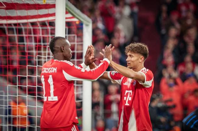 Nicolas Jackson 11 (FC Bayern Muenchen) ,Torschuetze zum 4:0, jubelt mit Tom Bischof 20 (FC Bayern Muenchen), FC Bayern Muenchen vs. Club Brugge, Fussball, Maenner, UEFA Champions League, Saison 2025 2026, Allianz Arena, 3. Spieltag, 22.10.2025 Muenchen Bayern Deutschland