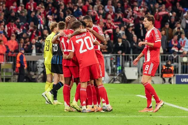 Torjubel der Mannschaft (FC Bayern Muenchen) nach dem 4:0 durch Nicolas Jackson 11 (FC Bayern Muenchen), mit Tom Bischof 20 (FC Bayern Muenchen) und Leon Goretzka 8 (FC Bayern Muenchen), FC Bayern Muenchen vs. Club Brugge, Fussball, Maenner, UEFA Champions League, Saison 2025 2026, Allianz Arena, 3. Spieltag, 22.10.2025 Muenchen Bayern Deutschland