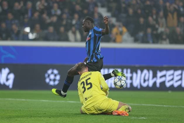 Atalanta s Kamaldeen Sulemana Slavia™s goalkeeper Jakub Markovic during the Uefa Champions League 25 26 soccer match between Atalanta B.C.and SK Slavia Prague at the New Balance Stadium in Bergamo, Italy - Wednesday, October 22, 2025. - Soccer .  Copyright: xStefanoxNicoli LaPressex