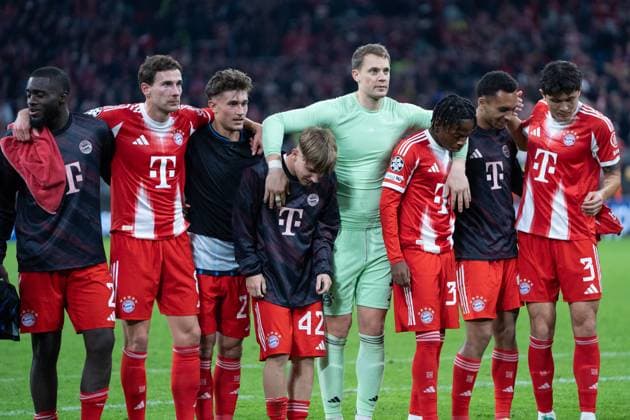 Die Spieler des FC Bayern Dayot Upamecano (2 Bayern) , Leon Goretzka (8 Bayern), Tom Bischof (20 Bayern) , Lennart Karl (42 Bayern) , Manuel Neuer (1 Bayern) lassen sich von den Fans feiern nach dem Champions Leaguespiel FC Bayern München - Club Bürgge am 22.10.2025. München Allianz Arena Bayern Deutschland