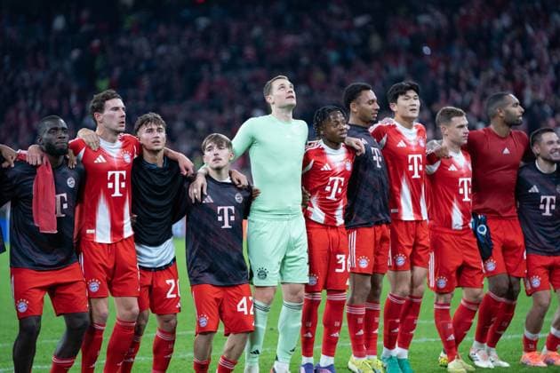 Die Spieler des FC Bayern Dayot Upamecano (2 Bayern) , Leon Goretzka (8 Bayern), Tom Bischof (20 Bayern) , Lennart Karl (42 Bayern) , Manuel Neuer (1 Bayern) lassen sich von den Fans feiern nach dem Champions Leaguespiel FC Bayern München - Club Bürgge am 22.10.2025. München Allianz Arena Bayern Deutschland