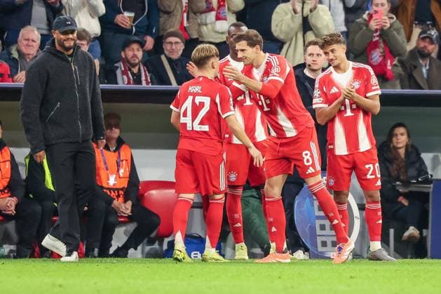 Leon Goretzka 8 (FC Bayern Muenchen) umarmt Lennart Karl 42 (FC Bayern Muenchen) bei dessen Auswechslung, freudige Gesichter bei Chef-Trainer Vincent Kompany (FC Bayern Muenchen) und Tom Bischof 20 (FC Bayern Muenchen), FC Bayern Muenchen vs. Club Brugge, Fussball, Maenner, UEFA Champions League, Saison 2025 2026, Allianz Arena, 3. Spieltag, 22.10.2025 Muenchen Bayern Deutschland