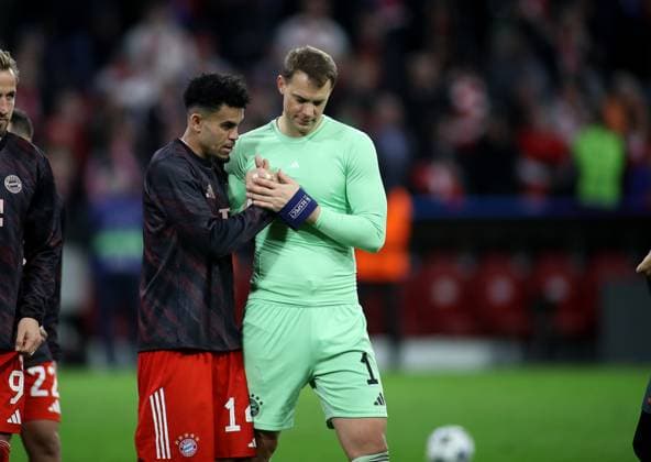 Fussball, Herren, Champions League, Saison 2025 2026, FC Bayern München - Club Brügge, 3.Spieltag, Allianz Arena Luis Diaz (FC Bayern München) (li.) mit Manuel Neuer (FC Bayern München) (re.) nach dem Spiel