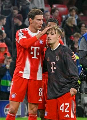 22.10.2025, Fussball UEFA Championsleague 2025 2026: Vorrunde 3.Spieltag, FC Bayern München - Club Brügge, in der Allianz-Arena München. v.l. Leon Goretzka (FC Bayern München) lobt Lennart Karl (FC Bayern München)