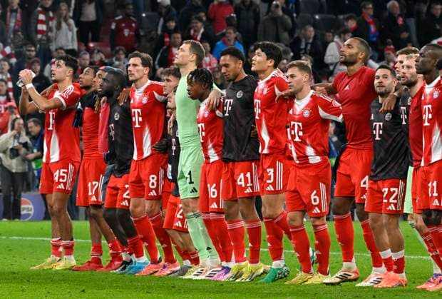 22.10.2025, Fussball UEFA Championsleague 2025 2026: Vorrunde 3.Spieltag, FC Bayern München - Club Brügge, in der Allianz-Arena München. Schlussjubel der Bayern v.l. Aleksandar Pavlovic (Bayern München) , Michael Olise (FC Bayern München), Sacha Boey (FC Bayern München), Dayot Upamecano (FC Bayern München), Leon Goretzka (FC Bayern München), Tom Bischof (Bayern München), Lennart Karl (FC Bayern München), Torwart Manuel Neuer (FC Bayern München), Wisdom Mike (FC Bayern München), Vincent Manuba (Bayern München), Min-jae Kim (Bayern München, Minjae Kim), Joshua Kimmich (FC Bayern München), Jonathan Tah (FC Bayern München), Raphael Guerreiro (FC Bayern München) , Torwart Jonas Urbig (FC Bayern München), Konrad Laimer (FC Bayern München) und Nicolas Jackson (FC Bayern München)