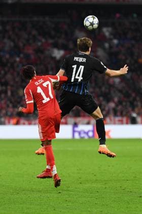 Michael Olise (17 Bayern) und Bjorn Meijer (14 Brügge) in Aktion beim Champions Leaguespiel FC Bayern München - Club Bürgge am 22.10.2025. München Allianz Arena Bayern Deutschland