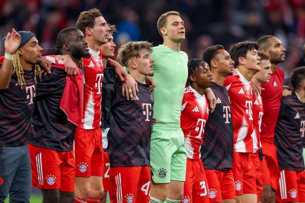22.10.2025, Fußball, UEFA Champions League, FC Bayern München - Club Brügge, Allianz Arena, Saison 2025 2026: Abschlussjubel nach dem 4:0 Sieg der Bayern. Dayot Upamecano (FC Bayern Muenchen 02) Leon Goretzka (FC Bayern Muenchen 08) Tom Bischof (FC Bayern Muenchen 20) Lennart Karl (FC Bayern Muenchen 42) Torwart Manuel Neuer (FC Bayern Muenchen 01) Wisdom Mike (FC Bayern Muenchen 36) Regulations prohibit any use of photographs as image sequences and or quasi-video. Bayern Deutschland