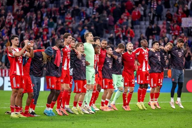 22.10.2025, Fußball, UEFA Champions League, FC Bayern München - Club Brügge, Allianz Arena, Saison 2025 2026: Abschlussjubel nach dem 4:0 Sieg der Bayern. Die Mannschaft feiert Arm in Arm den Sieg Regulations prohibit any use of photographs as image sequences and or quasi-video. Bayern Deutschland