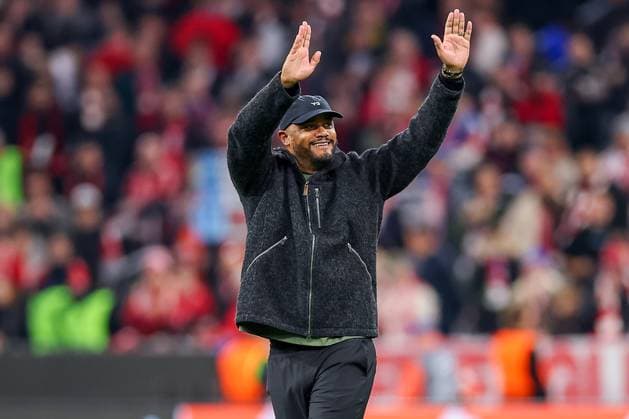 22.10.2025, Fußball, UEFA Champions League, FC Bayern München - Club Brügge, Allianz Arena, Saison 2025 2026: Abschlussjubel nach dem 4:0 Sieg der Bayern. Cheftrainer Vincent Kompany (FC Bayern Muenchen hc) grüßt jubelnd in die Fankurve Regulations prohibit any use of photographs as image sequences and or quasi-video. Bayern Deutschland