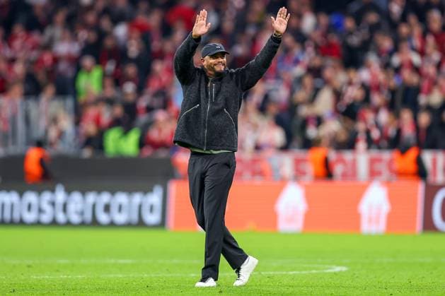 22.10.2025, Fußball, UEFA Champions League, FC Bayern München - Club Brügge, Allianz Arena, Saison 2025 2026: Abschlussjubel nach dem 4:0 Sieg der Bayern. Cheftrainer Vincent Kompany (FC Bayern Muenchen hc) grüßt jubelnd in die Fankurve Regulations prohibit any use of photographs as image sequences and or quasi-video. Bayern Deutschland