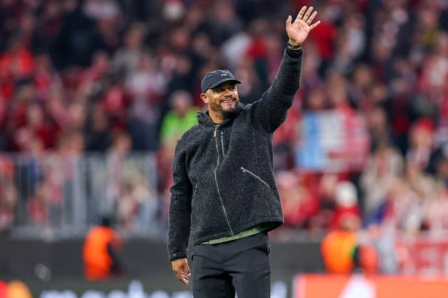 22.10.2025, Fußball, UEFA Champions League, FC Bayern München - Club Brügge, Allianz Arena, Saison 2025 2026: Abschlussjubel nach dem 4:0 Sieg der Bayern. Cheftrainer Vincent Kompany (FC Bayern Muenchen hc) grüßt jubelnd in die Fankurve Regulations prohibit any use of photographs as image sequences and or quasi-video. Bayern Deutschland