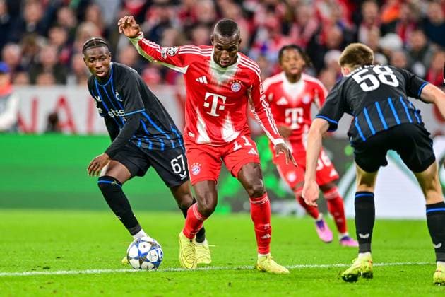 v.li.: Mamadou DIAKHON (Club Brügge, 67) Nicolas JACKSON (FC Bayern München, FCB, 11) Jorne SPILEERS (Club Brügge, 58) im Zweikampf, Duell, duel, tackle, Dynamik, Action, Aktion, 22.10.2025, München (Deutschland), Fussball, UEFA Champions League, Ligaphase, FC Bayern München - Club Brügge, THE EVENT REGULATIONS PROHIBIT ANY USE OF PHOTOGRAPHS AS IMAGE SEQUENCES AND OR QUASI-VIDEOS.