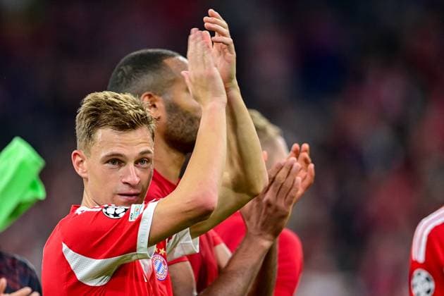 Joshua KIMMIG (FC Bayern München, FCB, 6) bedankt sich bei den Fans, bedanken, Dank, Feiern, optimistisch, 22.10.2025, München (Deutschland), Fussball, UEFA Champions League, Ligaphase, FC Bayern München - Club Brügge, THE EVENT REGULATIONS PROHIBIT ANY USE OF PHOTOGRAPHS AS IMAGE SEQUENCES AND OR QUASI-VIDEOS.