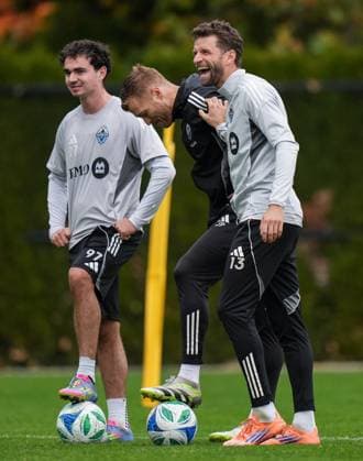 October 22, 2025, Vancouver, Bc, CANADA: Vancouver Whitecaps Thomas Muller, front right, laughs while standing with the team s head of physical preparation Jonathan Poli, centre, and Liam Mackenzie, back left, during MLS, Fussball Herren, USA soccer practice, in Vancouver, on Wednesday, Oct. 22, 2025. The Whitecaps will start their post-season run Sunday when they begin a best-of-three first-round series against FC Dallas in Vancouver. Canada News - October 22, 2025 - ZUMAc35_ 20251022_zaf_c35_048 Copyright: xDarrylxDyckx
