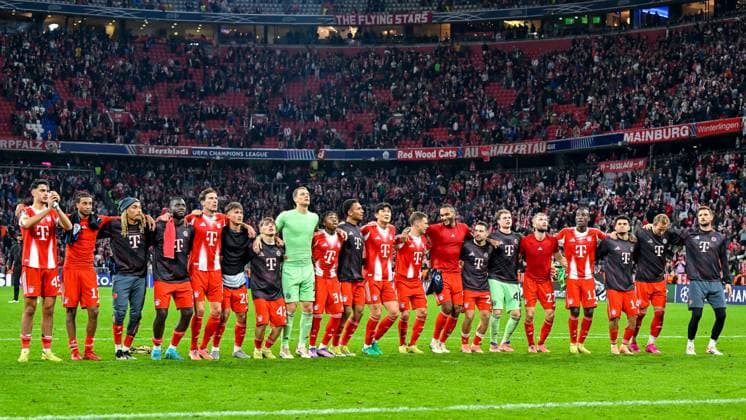 Spieler des FC Bayern mit Schlussjubel, bedanken sich bei den Fans, bedanken, Dank, Feiern, optimistisch, 22.10.2025, München (Deutschland), Fussball, UEFA Champions League, Ligaphase, FC Bayern München - Club Brügge, THE EVENT REGULATIONS PROHIBIT ANY USE OF PHOTOGRAPHS AS IMAGE SEQUENCES AND OR QUASI-VIDEOS.