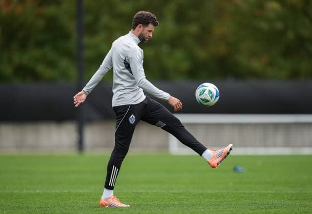 October 22, 2025, Vancouver, Bc, CANADA: Vancouver Whitecaps Thomas Muller kicks a ball up to his head during MLS, Fussball Herren, USA soccer practice, in Vancouver, on Wednesday, Oct. 22, 2025. The Whitecaps will start their post-season run Sunday when they begin a best-of-three first-round series against FC Dallas in Vancouver. Canada News - October 22, 2025 - ZUMAc35_ 20251022_zaf_c35_037 Copyright: xDarrylxDyckx