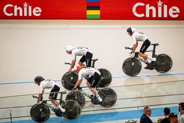 POOT Mats, VOGEL Alex, BUHLMANN Luca, BOGLI Noah: UCI Track cycling, Rad, Radsport, Bahnrad, Bahn World Championships 2025 POOT Mats - VOGEL Alex - BUHLMANN Luca - BOGLI Noah ( SUI ) Switzerland Querformat - quer - horizontal - Landscape - Event Veranstaltung: UCI Track Cycling World Championships 2025 - Category Kategorie: Cycling - Track Cycling World Championships - Elite Men - Location Ort: South America Chile - Santiago de Chile - Velodromo Parque Penalolen Instituto - Discipline: Team Pursuit - Distance: 4000 m - Date Datum: 22.10.2025 Wednesday Day 1 -